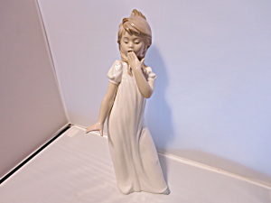 Nao Lladro Girl In Night Dress Yawning Figurine Spain