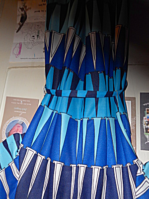 Vintage British Lady Dress Abstract 14 1/2