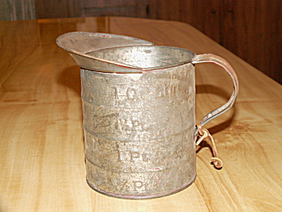 Vintage Tin Measuring Cup Pitcher Can 4 Levels 1/2 Pint To 1 Quart