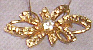 Lovely Gold Tone Bow Shaped Brooch Single Stone