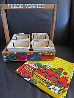 Wood Berry Tray & Kitchen Linen