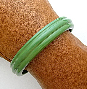 Bakelite Green Bangle Bracelet 1/2 Inch Wide