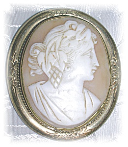 Deeply Carved Antique Cameo Brooch......