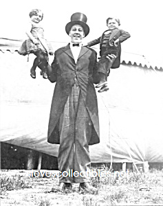 C.1923 Giant Holding 2 Dwarfs-al G. Barnes Circus-photo