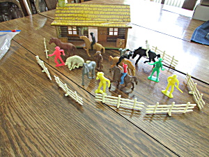 Bar M Ranch House With Action Figures