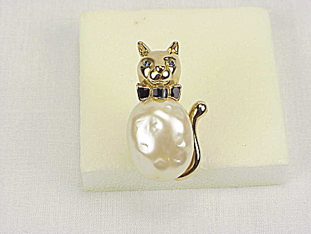 Carolee Faux Pearl And Rhinestone Cat Wearing Bow Tie Brooch